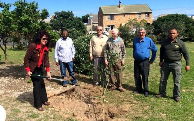 Bietoubospark, De Kelders, met vlnr rdl Riana de Coning, Ivan Cornelius, Daan Oosthuizen, John Collings, Jannie Botha en Benjamoin Kondokter